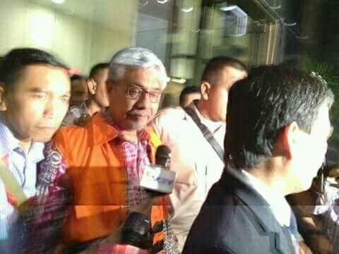 Jalani Pemeriksaan Selama 8 Jam, Nur Alam Keluar Menggunakan Rompi Oranye