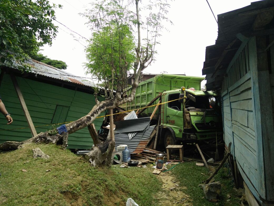 Rumahnya Ditabrak Truck, Begini Cerita Pilu Wanita Paruh Baya asal Muna