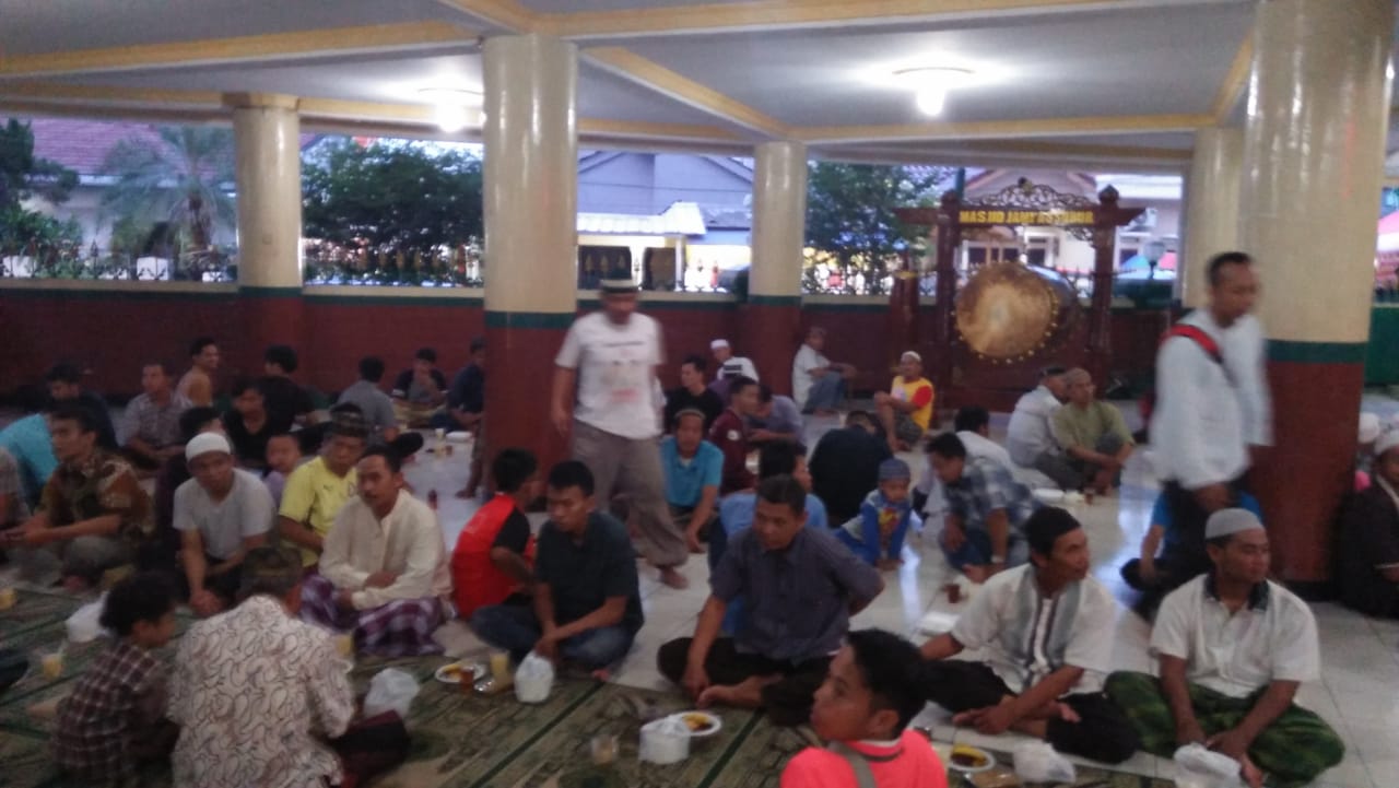 Pererat Silaturahmi, Kapolsek Kebon Jeruk Buka Puasa Bersama Warga