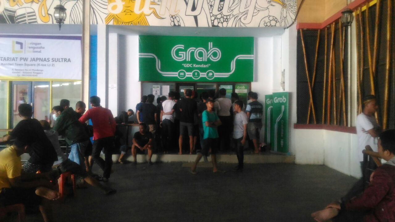 Tuntutan Tak Diamini, Ratusan Sopir Grab Segel Kantor Aplikator