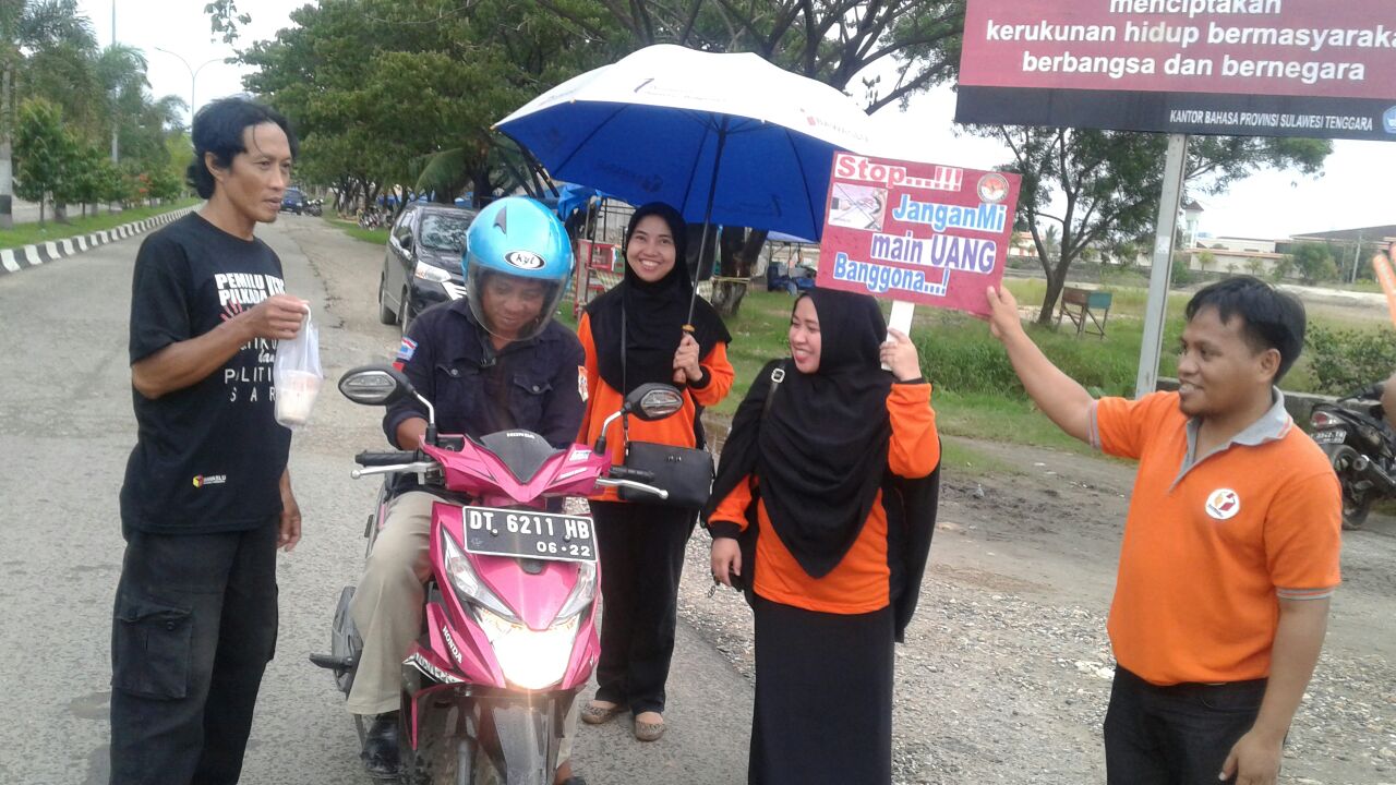 Panwas Kolaka Sosialisasi Pilkada Damai Sembari Berbagi Takjil