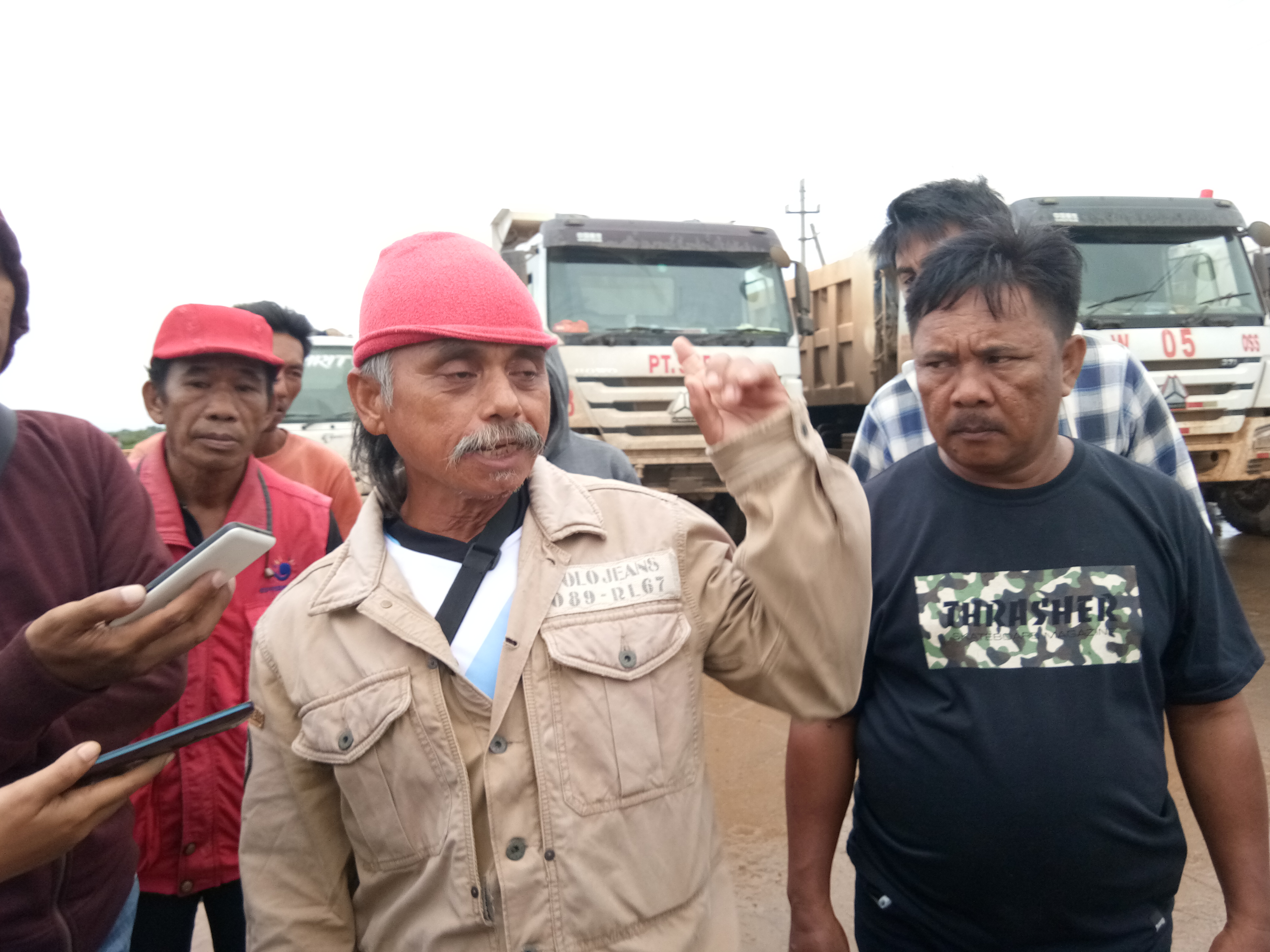 Lagi, Warga Morosi Blokir Jalan Holling PT. VDNI