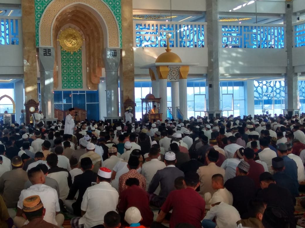 PJ Gubernur Sultra Shalat Ied di Masjid Al-Alam Bersama Ribuan Jamaah