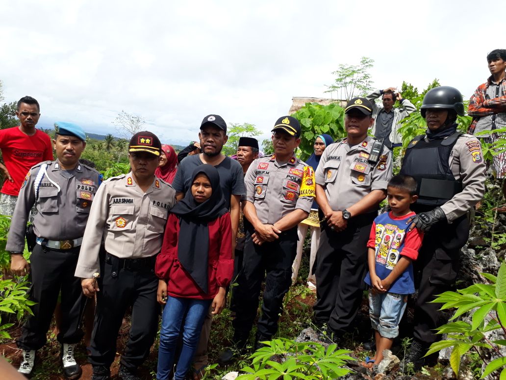 Keluarga Korban Ular Pyton Terima Bantuan dari Polres dan Kodim 1416 Muna