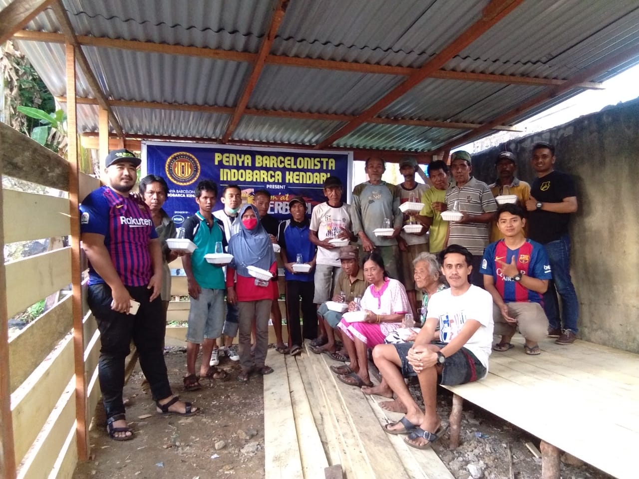 Indobarca Kendari Bagi-bagi Nasi Kotak di Pemukiman Pemulung