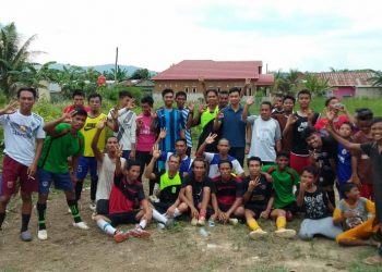 Dukung Pengembangan Olahraga, Novar Serahkan Bantuan  Bola Futsal