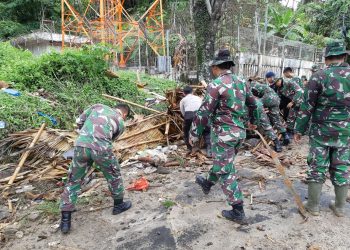 Prajurit Kopassus Evakuasi Korban Tsunami Banten