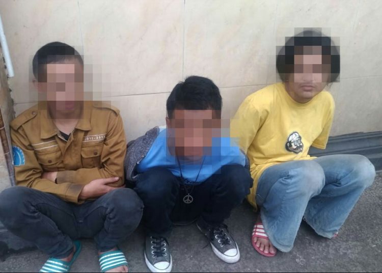 Tiga pemuda di bawah umur yang diamankan polisi, karena terlibat tawuran. Foto: Humas Polres Jakbar.