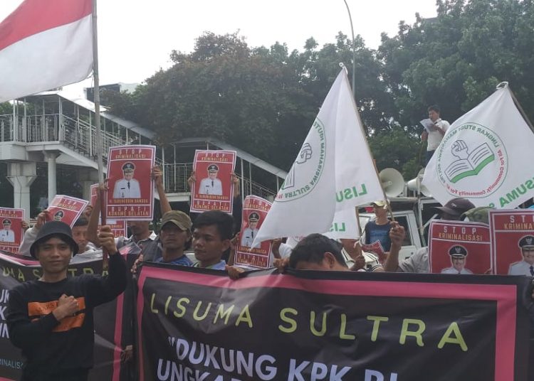 Ketgam : Puluhan masa aksi  Lisuma Sultra saat berdemonstrasi di depan Kantor  KPK RI, Kamis 24 Januari 2019.