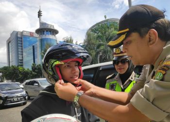 Polres Jakbar Bagi-bagi Helm dan Sticker ke Pengendara