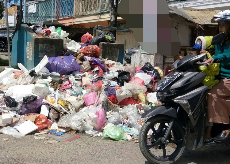 Tumpukan sampah di TPS Lorong Segar, yang meluber hingga ke jalan.
