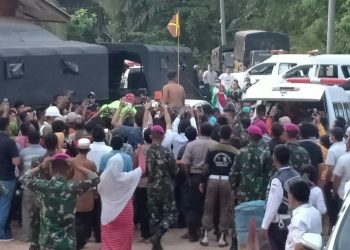 Marinir Bantu Evakuasi  Korban Tanah Longsor di Bolmong