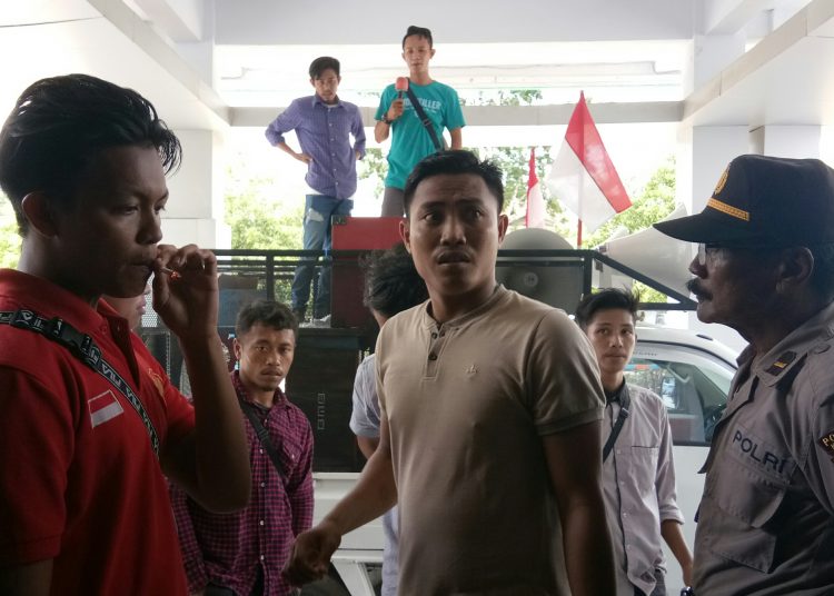 Demonstrasi: Masa aksi dari PMPP Sultra melakukan aksi demonstrasi di Kantor Dinas ESDM Provinsi Sultra, Selasa 5 Maret 2019. Foto: Ikas Cunge.