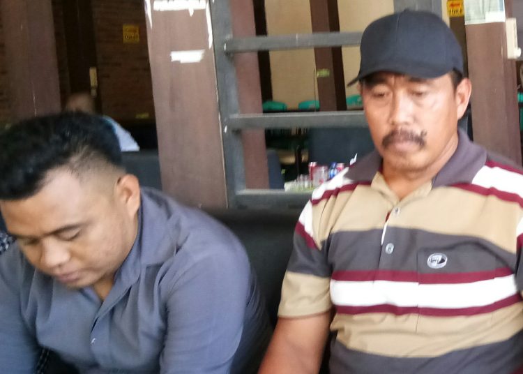 Wijaya (kanan), salah satu tokoh masyarakat Desa Marombo Pantai. Foto: Dok. TNC.