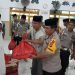 Polres Muna Santuni Jamaah Masjid Nurul Bahri