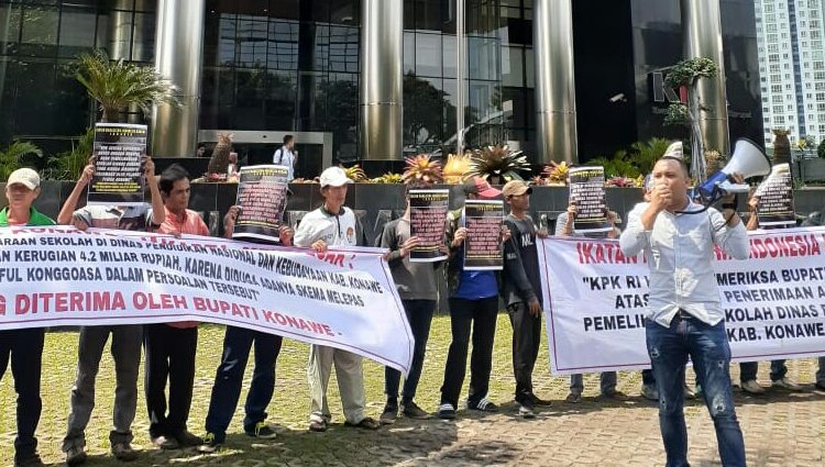 Masa aksi yang tergabung dalam IMIK Jakarta saat menggelar aksi demonstrasi di Kantor KPK RI, Senin 13 Mei 2019. Foto: Dok. IMIK for TNC.