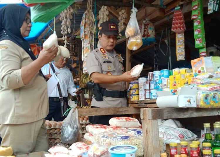 Kapolres Muna, AKBP. Agung Ramos Paretongan Sinaga (kanan), saat melakukan Sidak di Pasar Laino. Foto: Phoyo/TNC.