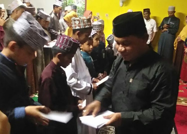 Ketua DPD II Partai Golkar Kendari, Hikman Ballagi (Kanan) saat menyerahkan santunan kepada para santri Saibul Quran, Senin 13 Mei 2019. Foto: Ikas/TNC.