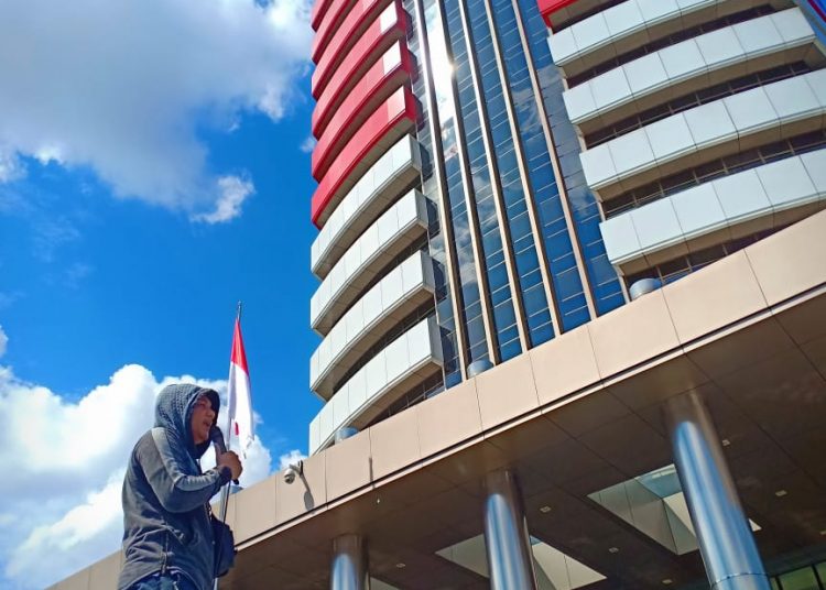 Ketua Umum IMIK Jakarta, Muh. Ikram Pelesa saat menyampaikan orasi terkait kasus tersebut di depan kantor KPK RI.