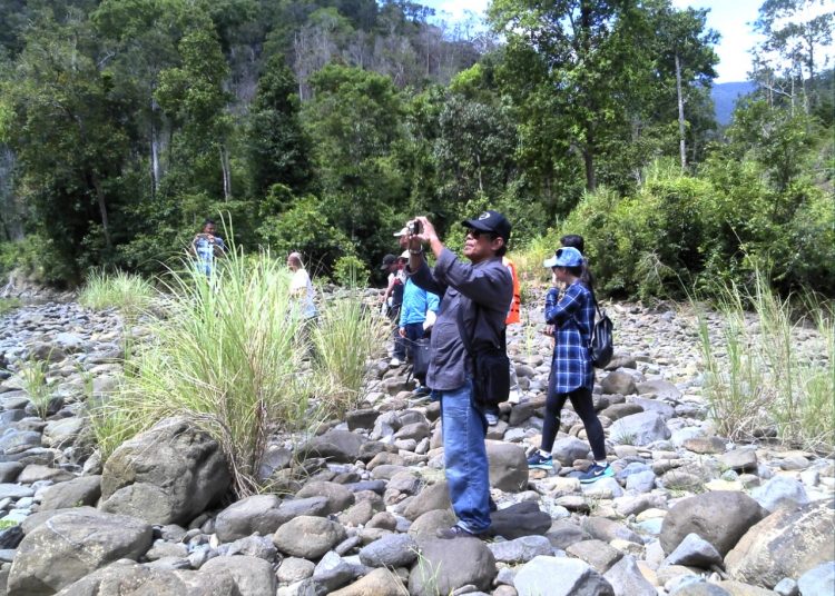 Tim PT. Powercina Resource Ltd. Survey lokasi pembangunan PLTA di Asera. Foto: Ikas/TNC.