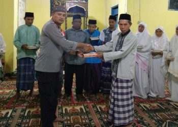 Tebar Kebaikan, Kapolsek Gu Beri Bantuan Alquran Kepada Jamaah Masjid  Al-Ikhsan