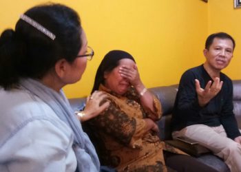 Tak Kenal Lelah, Wanita Dua Anak ini Mencari Keadilan