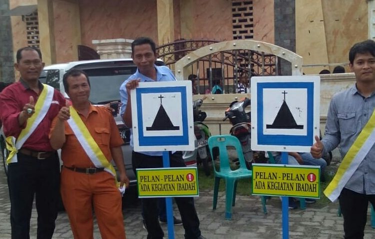 Untuk memberikan kecamanan dan keamanan beribadah, Polres Pelabuhan Belawan bantu rumah ibadah melalui pemasangan rambu-rambu lalu lintas. Foto: RJ. Samosir/tenggranews.com.