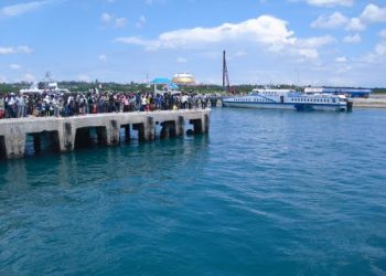 Arus Balik dari Kota Raha, Gelombang Tinggi Sebabkan Penumpang Kapal Ketakutan