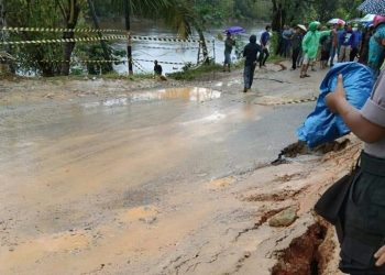 Jalan Penghubung Kendari – Kolaka di Pohara Retak, Jalur Kendaraan Dialihkan