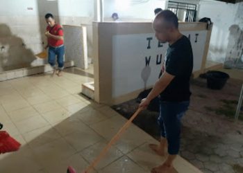 Spontan, Ketua DPRD Pessel Bersihkan Toilet Sebuah Masjid
