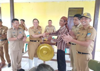 Tiga Tahun Bermukim di Roda, Warga Trans Dapat Bantuan Gamelan