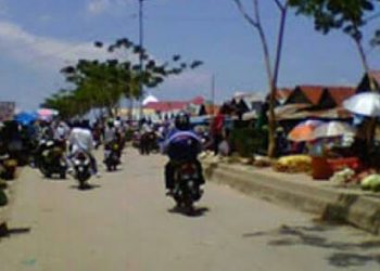 Berburu Perlengkapan Sekolah, Pasar Laino Raha Diserbu