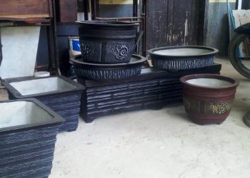 Bengser, Usaha Rumahan Yang Memproduksi Aneka Pot Bunga di Permata Anawai