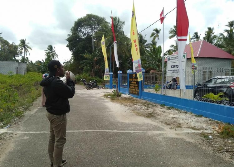 Dariono, saat melakukan aksi demonstrasi tunggal di depan Kantor PDAM Wakatobi, Selasa 20 Agustus 2019. Foto: Syaiful/TNC.