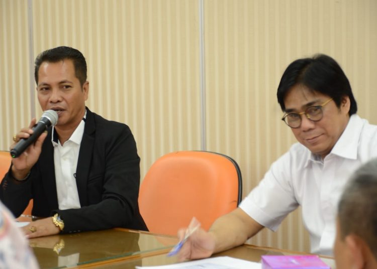 Direktur amanahsultra.com, Muh. Safriansyah (kiri) saat memaparkan konsep peningkatan kualitas SDM Sultra. Foto: Sanjas.