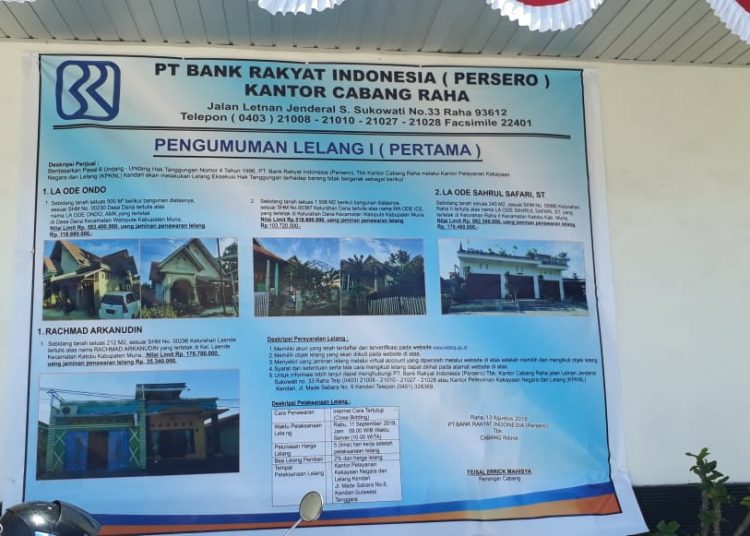 Baliho yang memuat gambar rumah salah satu nasabah BRI Muna. Foto: Phoyo/TNC.