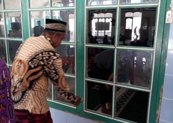 Pencuri Celengan Masjid Nyaris Tertangkap, Lari Tabrak Kaca Lalu Melompat Dari Lantai Dua