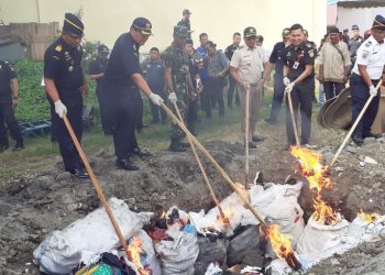 Bea dan Cukai Belawan Musnahkan 512.400 Batang Rokok, 787 Botol Miras dan 108 Colly Ball Pakaian Bekas