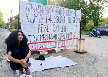 Menarik, Mahasiswa UNAND Berambut Gondrong Lakukan Aksi Protes Kampus Seorang Diri
