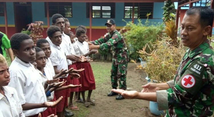 Satuan Tugas (Satgas) Pengamanan Perbatasan (Pamtas) RI – Papua New Guinea, Yonif Mekanis Raider 411 Kostrad saat mengajarkan pola hidup sehat di SDN Inpres.