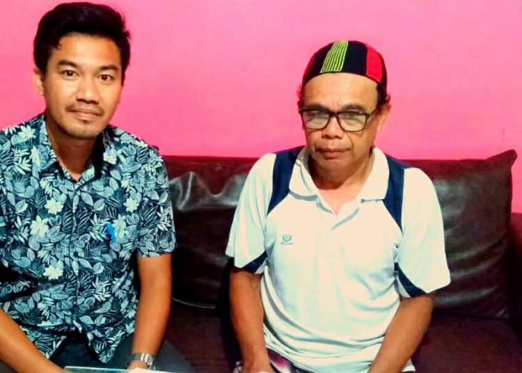 Jayadin La Ode, SH, MH., bersama kliennya, La Sudin. Foto: Syaiful/TNC.