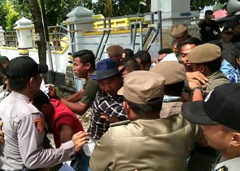 Tolak Kehadiran Kapal Pelingkar, Massa Aksi dan Aparat Bentrok