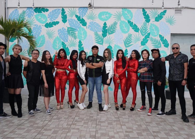 FOTO BERSAMA -Management Liquid 33 Kendari berpose bersama all new tallent. Foto: Claro Kendari for TNC.