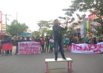 Tolak Revisi UU KPK, HMI Cabang Kendari Demonstrasi di Depan Wisma Lafran