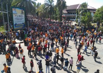 Mahasiswa Bentrok Dengan Aparat Saat Demo di DPRD Sultra