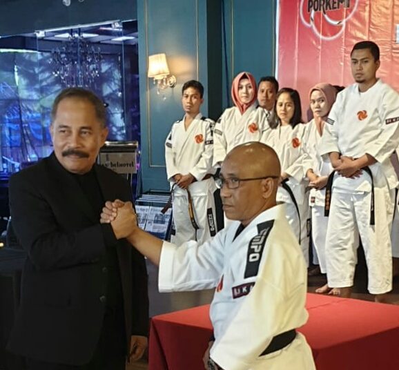 Ketua PP Bidang Organisasi Porkemi, AR. Sabara (kiri) dan Ketua Pengprov Porkemi Sultra, Nasruddin (kanan) berjabat tangan usai pembacaan dan penandatanganan berita acara pelantikan, Minggu 13 Oktober 2019. Foto: Dok. Humas Pengprov Porkemi Sultra.