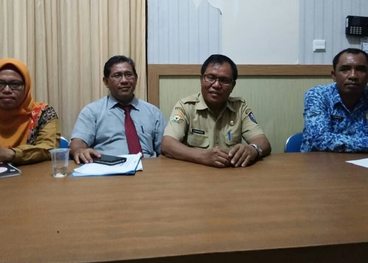 Dari kiri ke kanan, Kasi Promkes dan Pemberdayaan Masyarakat Dinkes Wakatobi Nurhaslia, Kadis Pendidikan Aliwangi, Kadis PU Kamaruddin dan Kepala Kesbangpol saat memberikan penjelasan terkait tudingan massa aksi. Foto: Syaful/tenggaranews.com.