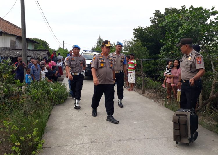 Densus 88 dan personil Polres Pelabuhan Belawan geledah kediaman Habibulah. Foto: Rj. Samosir/TenggaraNews.com.