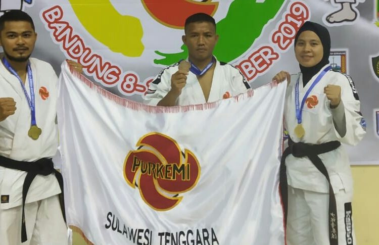 Tiga kesatria Porkemi Sultra yang berhasil meraih mempersembahkan dua medali emas dan satu medali perak, pada Kejurnas Kempo di Bandung, Jabar. Foto: Dok. Humas Porkemi Sultra.