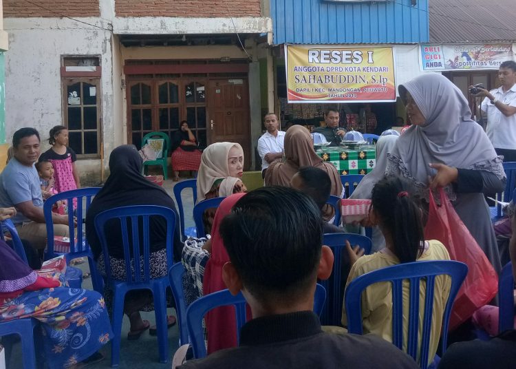 Anggota DPRD Kota Kendari, Sahabuddin menyerap aspirasi warga RT 08 Kelurahan Mandonga melalui reses, Rabu 20 November 2019. Foto: Ikas/TenggaraNews.com.